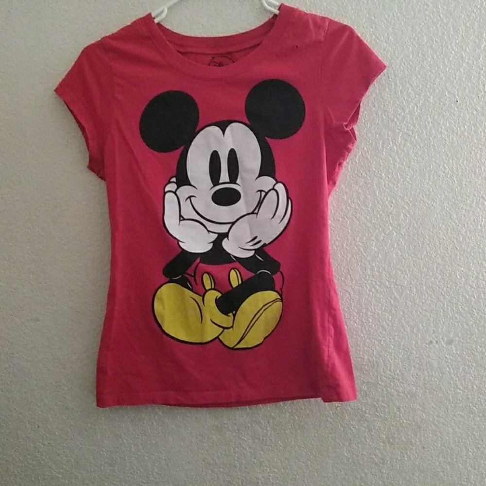 Super cute Disney/Mickey Mouse shirt!